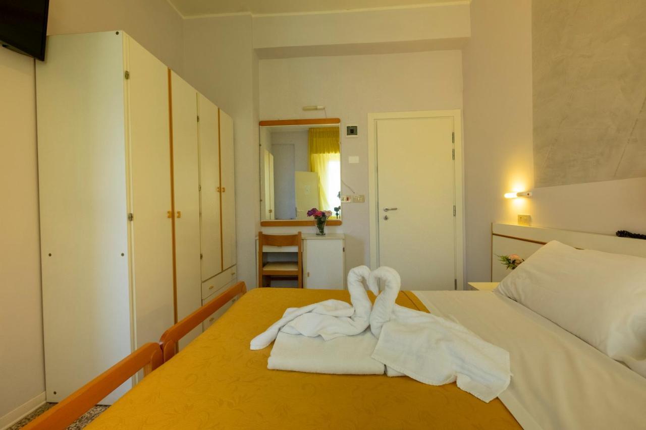 Hotel Giumer Rimini Exterior foto