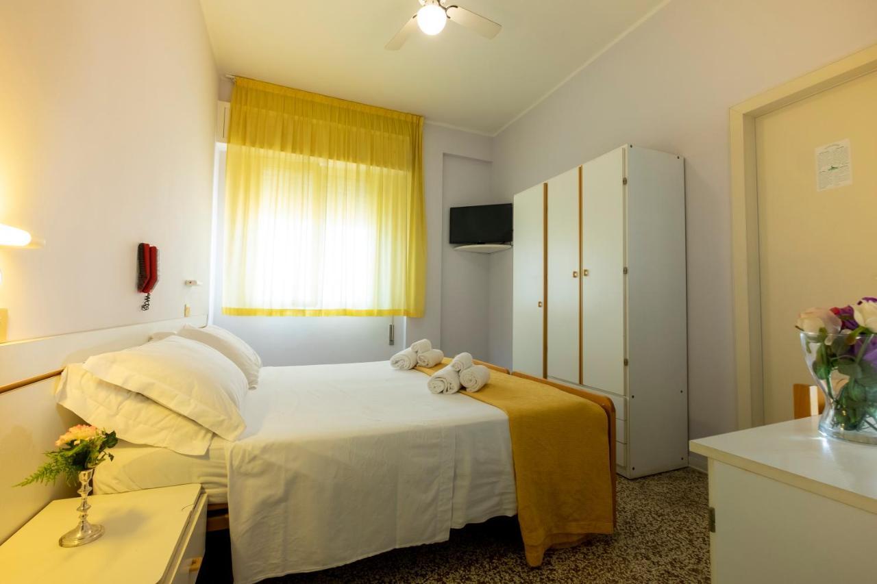 Hotel Giumer Rimini Exterior foto