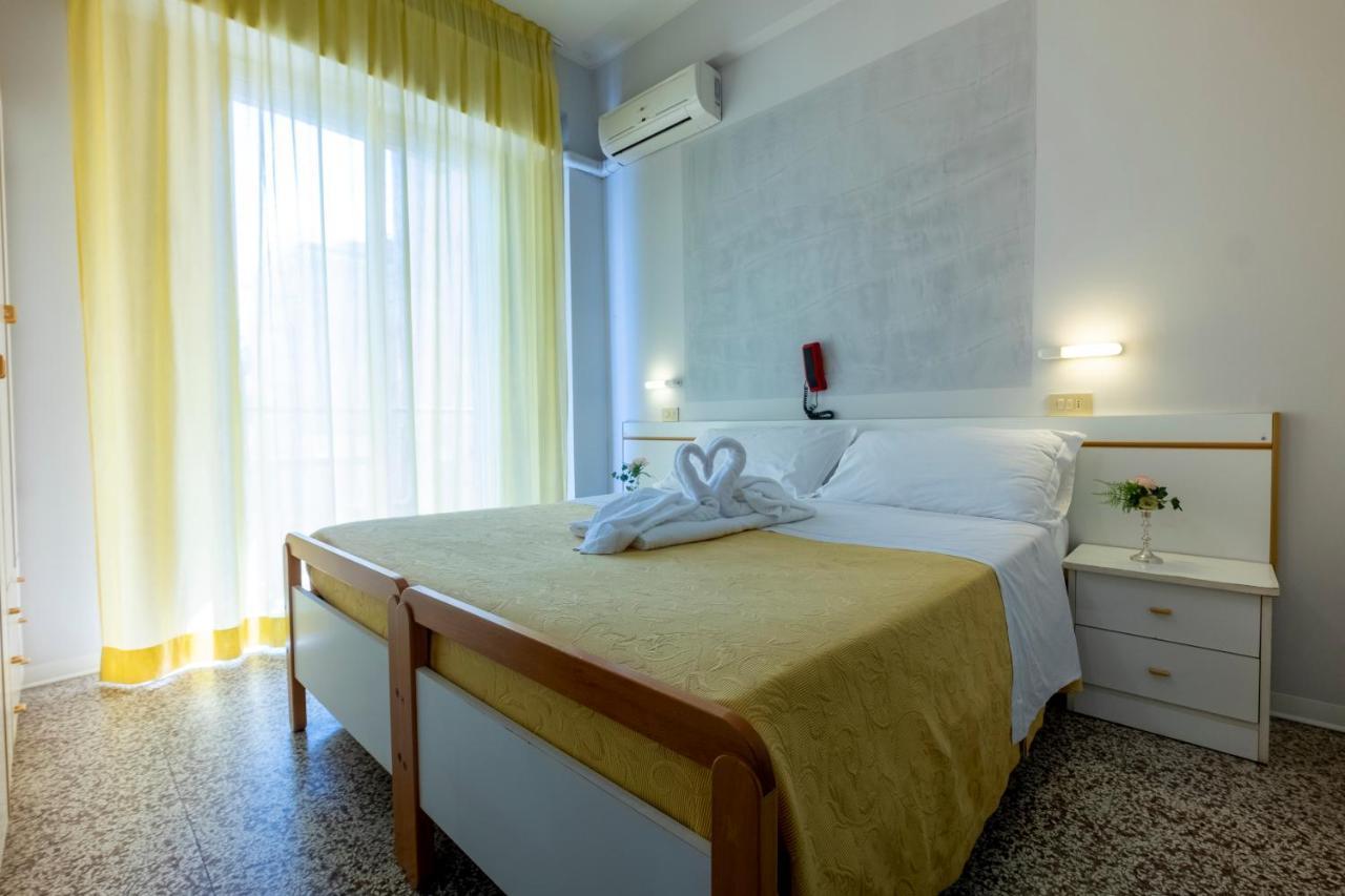 Hotel Giumer Rimini Exterior foto