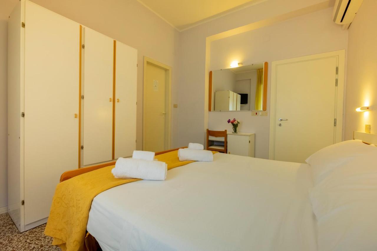 Hotel Giumer Rimini Exterior foto