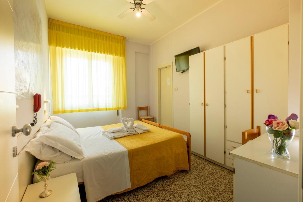 Hotel Giumer Rimini Exterior foto