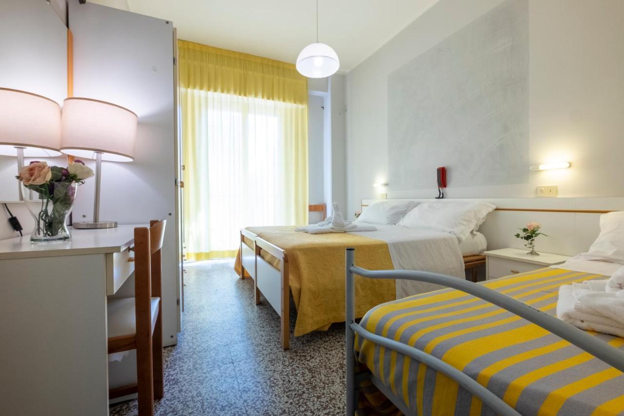 Hotel Giumer Rimini Exterior foto